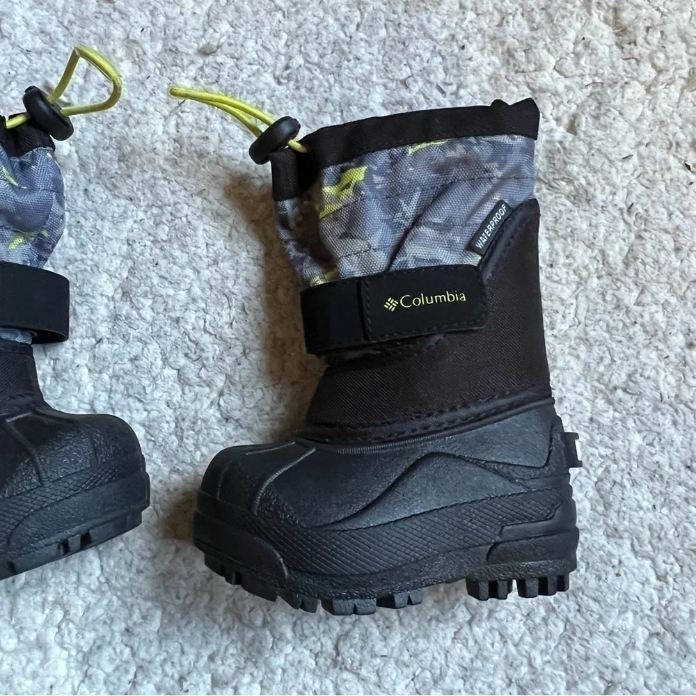 Columbia Powderbug Plus ll Two Tone Gray Camo Black Winter Boots Size 4